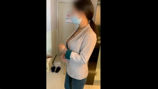 养生馆里勾搭性感女技师撩骚互动口交大鸡巴扒光了开草按摩床上大鸡巴各种抽插