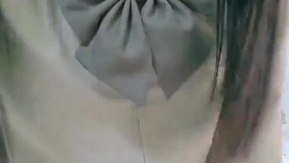 小巧火热的拉丁裔继女在公寓里经历了强烈的高潮