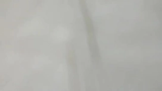 瘦弱的俄罗斯女孩用假阳具自慰