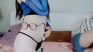 纹身黑人情人在热辣的邂逅中展示他的硬阴茎