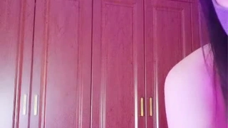 约操马尾辫外围骚女，跪在地上吸吮大屌，开档黑丝袜猛操骚穴，扶腰后入深插