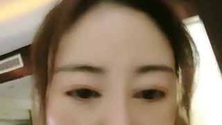 毛毛比较多身材丰满妹子床上自摸逼逼振动棒抽插 肛塞道具双洞齐插很是诱惑不要错过