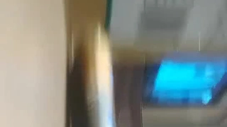 业余女孩在POV中近距离自慰