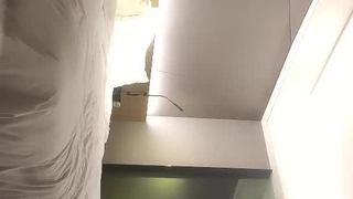 乖乖地趴下等着插入