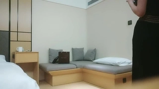 勇敢的心 电影小马哥居情演绎兄妹两趁妈妈打扫卫生在沙发上啪啪- FREE性雏女DEO第一次摘花 -