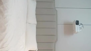 胸部丰满的少女在户外用玩具自慰